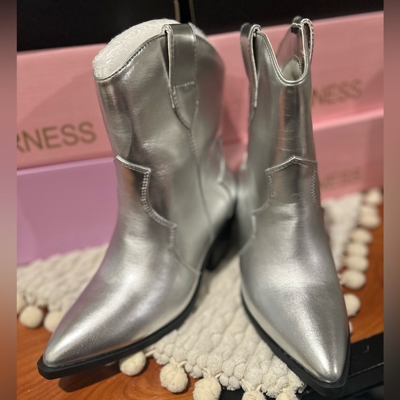 New in Box Bamboo Silver Metallic Cowgirl Ankle Boots! - Picture 7 of 10